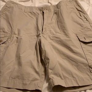 Men’s cargo cotton shorts.